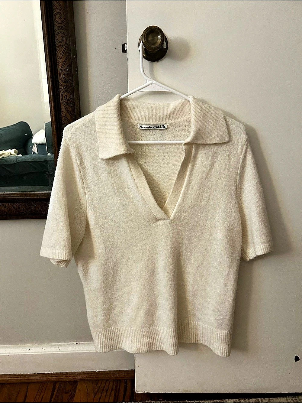 Abercrombie & Fitch V-Neck Sweater in Cream, Medium